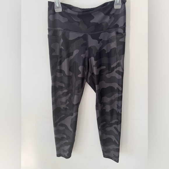 Old Navy camouflage Elevate Legging - Picture 2 of 5